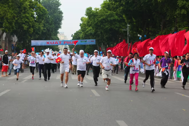 Sôi nổi giải chạy Báo Hà Nội mới - Vì hòa bình năm 2015 ảnh 2