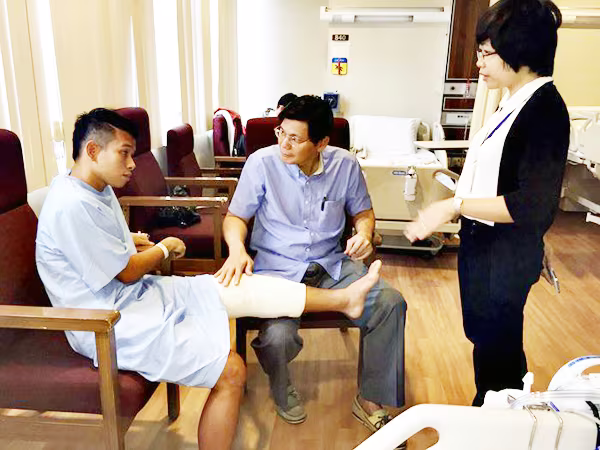 Phẫu thuật thành công, Anh Khoa mất một năm để trở lại sân cỏ ảnh 1 Phẫu thuật thành công, Anh Khoa mất một năm để trở lại sân cỏ ảnh 1