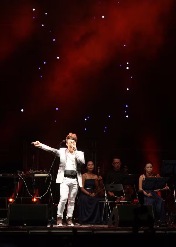 Rực rỡ, sôi động đêm khai màn Monsoon Music Festival 2015 ảnh 9