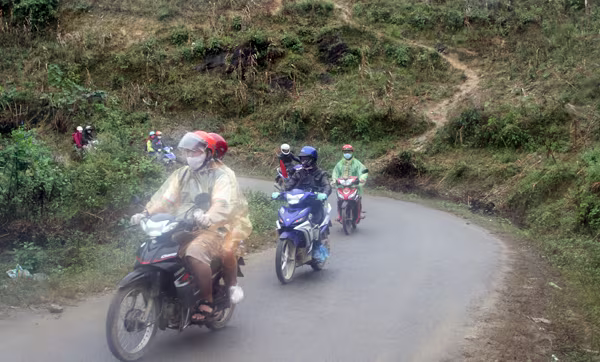 Du khách đổ xô về "thiên đường hoa tam giác mạch" ảnh 1