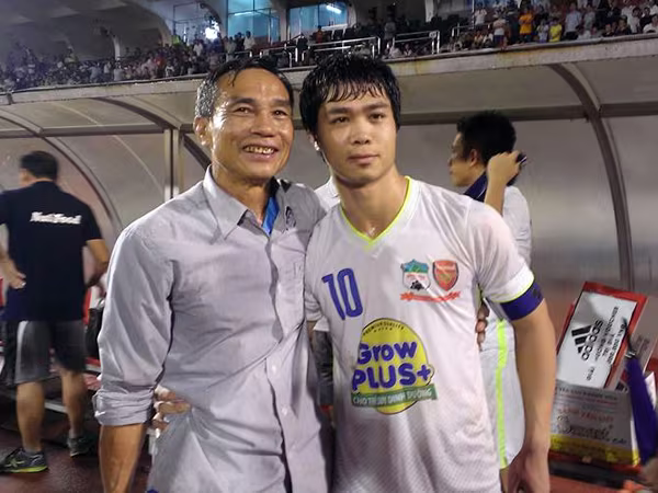 Bố Công Phượng thay con nhận giải "Cầu thủ được yêu thích nhất 2015" ảnh 1 Bố Công Phượng thay con nhận giải "Cầu thủ được yêu thích nhất 2015" ảnh 1
