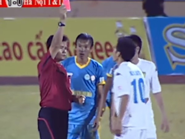 Video: Văn Quyết bị đuổi khỏi sân sau khi đẩy ngã trọng tài ảnh 1 Video: Văn Quyết bị đuổi khỏi sân sau khi đẩy ngã trọng tài ảnh 1