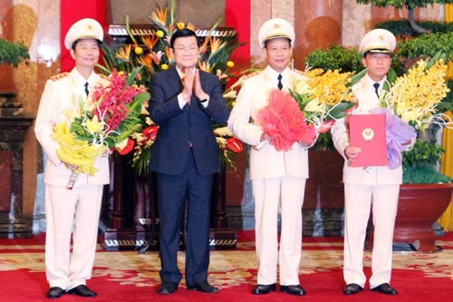 Trong nhiệm kỳ của Chủ tịch nước Trương Tấn Sang: Thăng hàm cấp tướng cho 313 sĩ quan ảnh 2 Trong nhiệm kỳ của Chủ tịch nước Trương Tấn Sang: Thăng hàm cấp tướng cho 313 sĩ quan ảnh 2