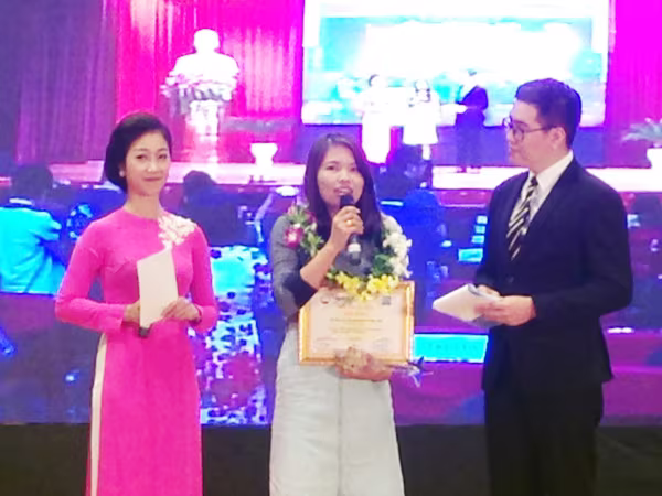 Trao 14 giải báo chí về lao động và việc làm năm 2016 ảnh 1 Trao 14 giải báo chí về lao động và việc làm năm 2016 ảnh 1