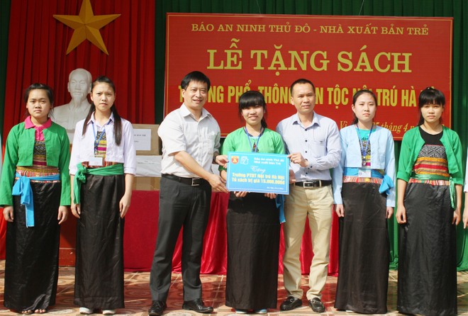 Tiếp tục hành trình mang sách đến với các trường ngoại thành ảnh 1 Tiếp tục hành trình mang sách đến với các trường ngoại thành ảnh 1
