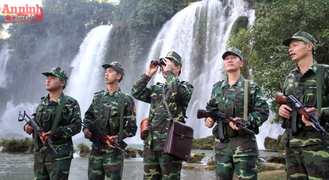 Thi vị hình ảnh tuần tra biên giới qua thác Bản Giốc ảnh 5 Thi vị hình ảnh tuần tra biên giới qua thác Bản Giốc ảnh 5