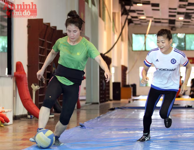 Xem các nữ võ sỹ Việt... đá bóng để ép cân tới Olympic 2016 ảnh 9 Xem các nữ võ sỹ Việt... đá bóng để ép cân tới Olympic 2016 ảnh 9