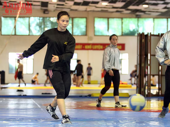 Xem các nữ võ sỹ Việt... đá bóng để ép cân tới Olympic 2016 ảnh 11 Xem các nữ võ sỹ Việt... đá bóng để ép cân tới Olympic 2016 ảnh 11