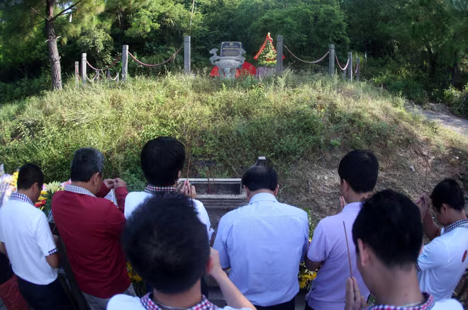 Trước khi xuất phát chặng 4, BTC đã tổ chức lễ dâng hương tại Khu tưởng niệm Đại tướng Võ Nguyên Giáp. Tại đây, các thành viên Ban tổ chức cùng đại diện các đoàn đua đã dành một phút mặc niệm tưởng nhớ người Anh cả Quân đội Nhân dân Việt Nam. Trước khi xuất phát chặng 4, BTC đã tổ chức lễ dâng hương tại Khu tưởng niệm Đại tướng Võ Nguyên Giáp. Tại đây, các thành viên Ban tổ chức cùng đại diện các đoàn đua đã dành một phút mặc niệm tưởng nhớ người Anh cả Quân đội Nhân dân Việt Nam.