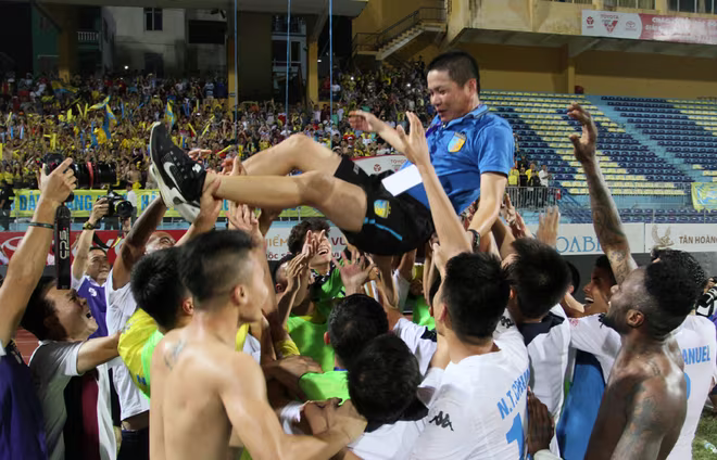 Pháo sáng ăn mừng và 20 phút "ngồi trên lửa" của Hà Nội T&T ảnh 14