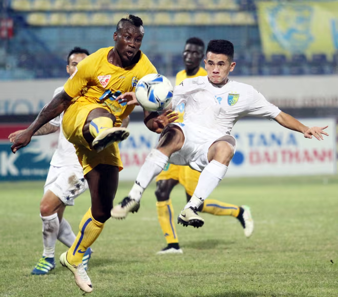 Pháo sáng ăn mừng và 20 phút "ngồi trên lửa" của Hà Nội T&T ảnh 1