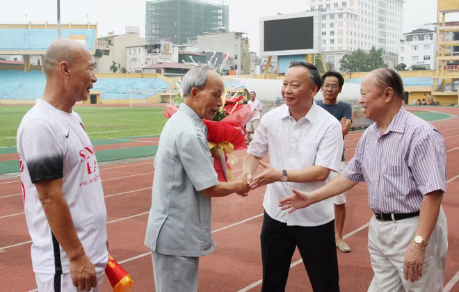 Cùng ôn lại quá khứ vàng son của đội bóng 60 năm tuổi ảnh 2 Cùng ôn lại quá khứ vàng son của đội bóng 60 năm tuổi ảnh 2