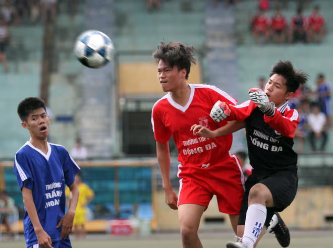 Kết quả, hình ảnh thi đấu lượt cuối vòng bảng giải bóng đá học sinh THPT Hà Nội ảnh 4 Kết quả, hình ảnh thi đấu lượt cuối vòng bảng giải bóng đá học sinh THPT Hà Nội ảnh 4
