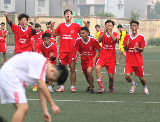 Màn ngược dòng ngoạn mục đưa "tân binh" THPT Thạch Bàn vào bán kết ảnh 7