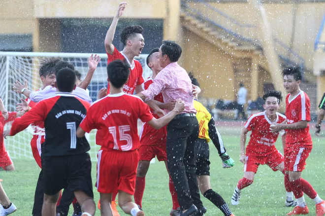 Khoảnh khắc vinh danh tại giải bóng đá học sinh THPT Hà Nội 2016 ảnh 6 Khoảnh khắc vinh danh tại giải bóng đá học sinh THPT Hà Nội 2016 ảnh 6