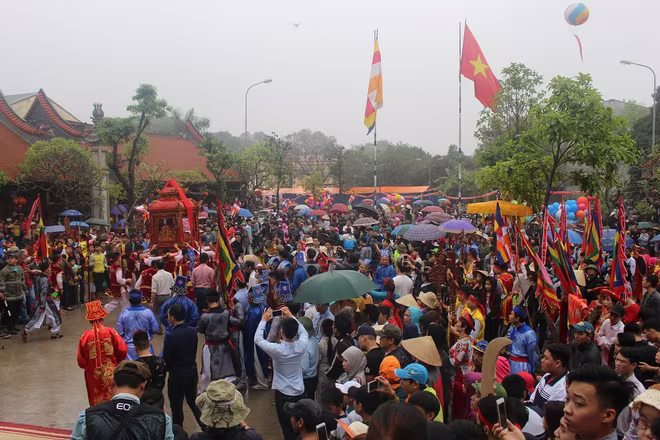 Người Hà Nội đội mưa xem rước "kiệu bay" ảnh 5 Người Hà Nội đội mưa xem rước "kiệu bay" ảnh 5