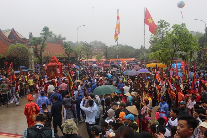 Người Hà Nội đội mưa xem rước "kiệu bay" ảnh 5 Người Hà Nội đội mưa xem rước "kiệu bay" ảnh 5