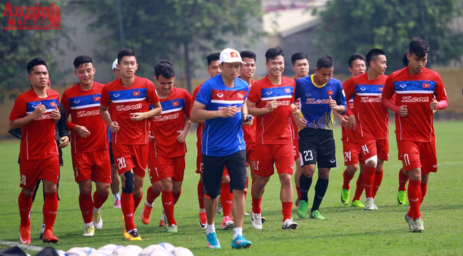 Công Phượng, Tuấn Anh tươi rói trong buổi tập đầu hè cùng U22 Việt Nam ảnh 1 Công Phượng, Tuấn Anh tươi rói trong buổi tập đầu hè cùng U22 Việt Nam ảnh 1