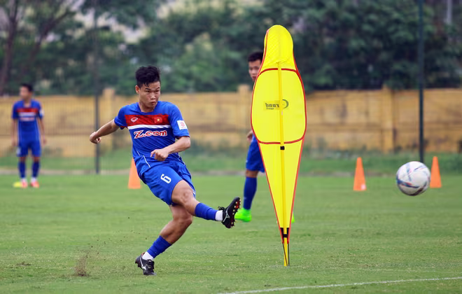 Công Phượng cùng đồng đội rèn đánh biên, sút bóng sống ảnh 5 Công Phượng cùng đồng đội rèn đánh biên, sút bóng sống ảnh 5