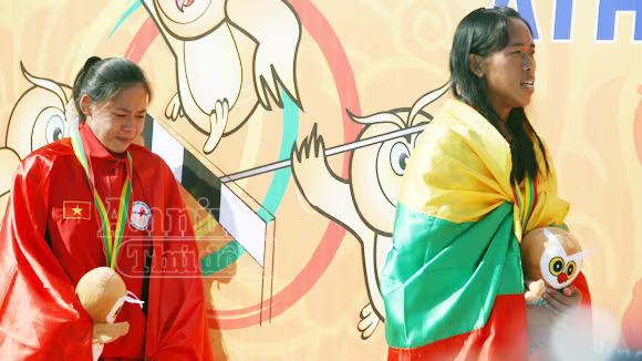 Trọng tài SEA Games làm ngơ cho VĐV chủ nhà chạy bộ về đích môn... đi bộ ảnh 2 Trọng tài SEA Games làm ngơ cho VĐV chủ nhà chạy bộ về đích môn... đi bộ ảnh 2
