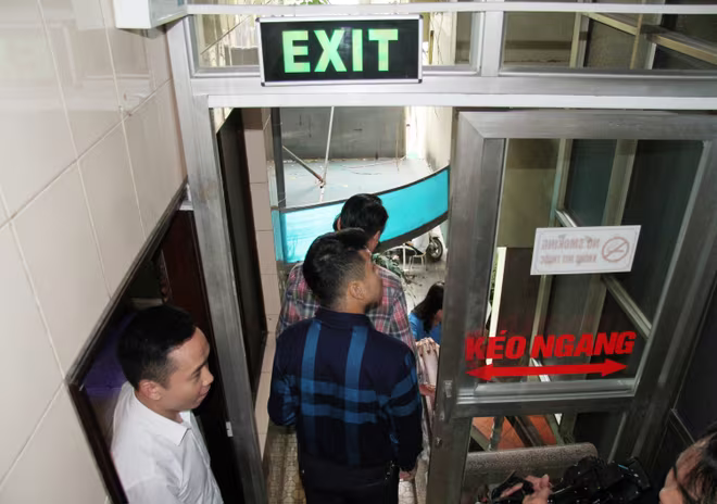 Bắt đầu kiểm tra đột xuất một loạt cơ sở karaoke, bar, vũ trường ở Hà Nội ảnh 5 Bắt đầu kiểm tra đột xuất một loạt cơ sở karaoke, bar, vũ trường ở Hà Nội ảnh 5