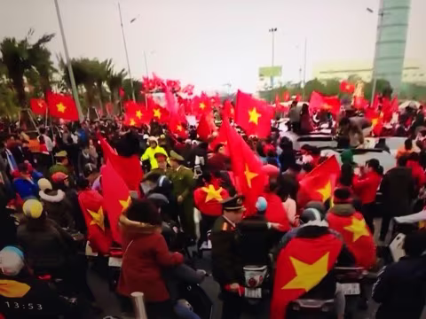 U23 Việt Nam đang diễu hành trên đường phố Hà Nội ảnh 5