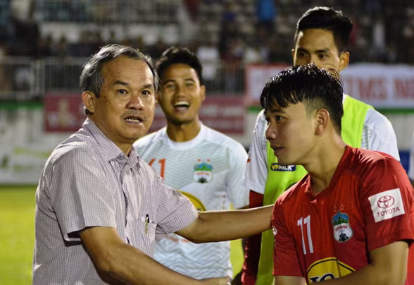 Tranh cãi 'đúng-sai' việc bầu Đức 'phạt nóng' hậu vệ Tăng Tiến ảnh 2 Tranh cãi 'đúng-sai' việc bầu Đức 'phạt nóng' hậu vệ Tăng Tiến ảnh 2