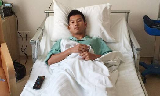 Tiền vệ Trùm Tỉnh gãy xương sườn, may mắn không dập phổi ảnh 1 Tiền vệ Trùm Tỉnh gãy xương sườn, may mắn không dập phổi ảnh 1