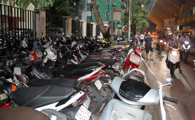 Chấp nhận bị "chém đẹp" tiền gửi xe để được vào xem Hà Nội đấu HAGL ảnh 2 Chấp nhận bị "chém đẹp" tiền gửi xe để được vào xem Hà Nội đấu HAGL ảnh 2