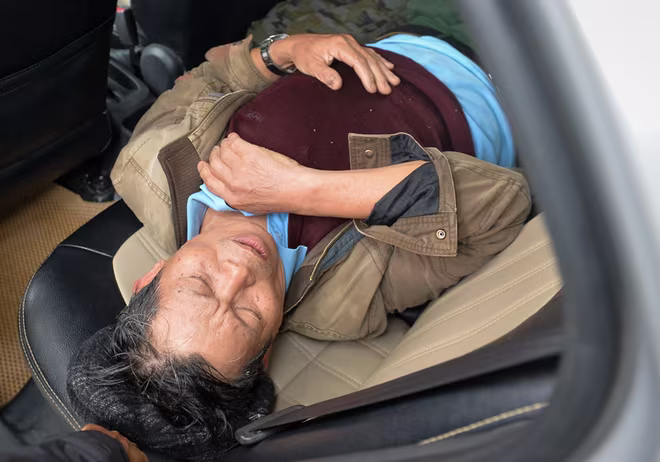 Hàng trăm người leo rào, tràn vào trụ sở VFF đòi mua vé ảnh 2 Hàng trăm người leo rào, tràn vào trụ sở VFF đòi mua vé ảnh 2