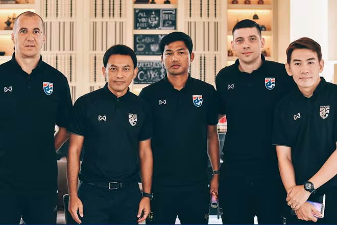 HLV Thái Lan lùa học trò ra sân tập ngay ngày đầu tập trung ảnh 2 HLV Thái Lan lùa học trò ra sân tập ngay ngày đầu tập trung ảnh 2