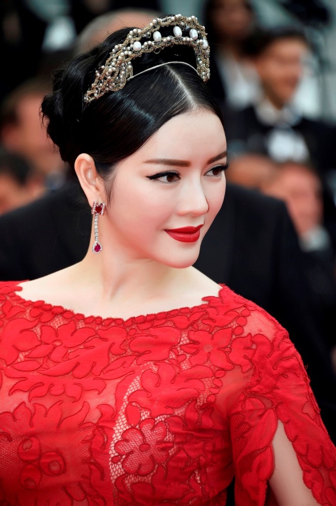 Lý Nhã Kỳ gây choáng vì đội “vương miện” lên thảm đỏ Cannes! ảnh 5 Lý Nhã Kỳ gây choáng vì đội “vương miện” lên thảm đỏ Cannes! ảnh 5