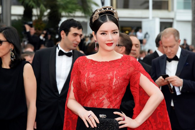 Lý Nhã Kỳ gây choáng vì đội “vương miện” lên thảm đỏ Cannes! ảnh 4 Lý Nhã Kỳ gây choáng vì đội “vương miện” lên thảm đỏ Cannes! ảnh 4