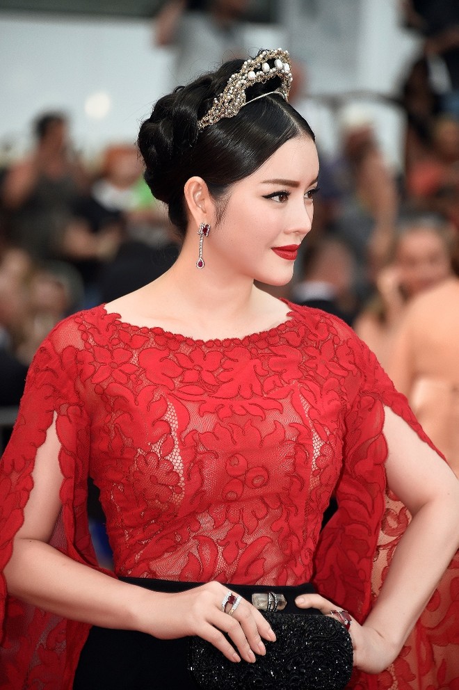 Lý Nhã Kỳ gây choáng vì đội “vương miện” lên thảm đỏ Cannes! ảnh 15 Lý Nhã Kỳ gây choáng vì đội “vương miện” lên thảm đỏ Cannes! ảnh 15