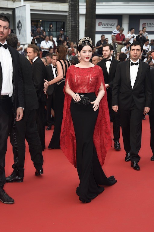 Lý Nhã Kỳ gây choáng vì đội “vương miện” lên thảm đỏ Cannes! ảnh 8 Lý Nhã Kỳ gây choáng vì đội “vương miện” lên thảm đỏ Cannes! ảnh 8