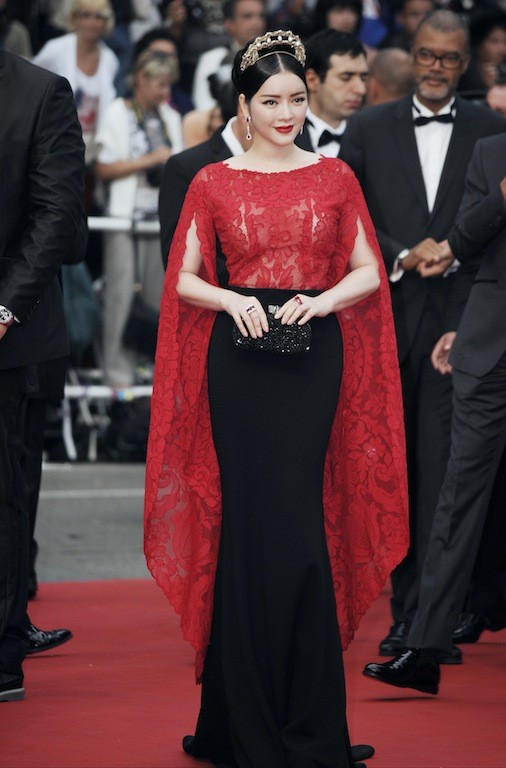 Lý Nhã Kỳ gây choáng vì đội “vương miện” lên thảm đỏ Cannes! ảnh 3 Lý Nhã Kỳ gây choáng vì đội “vương miện” lên thảm đỏ Cannes! ảnh 3