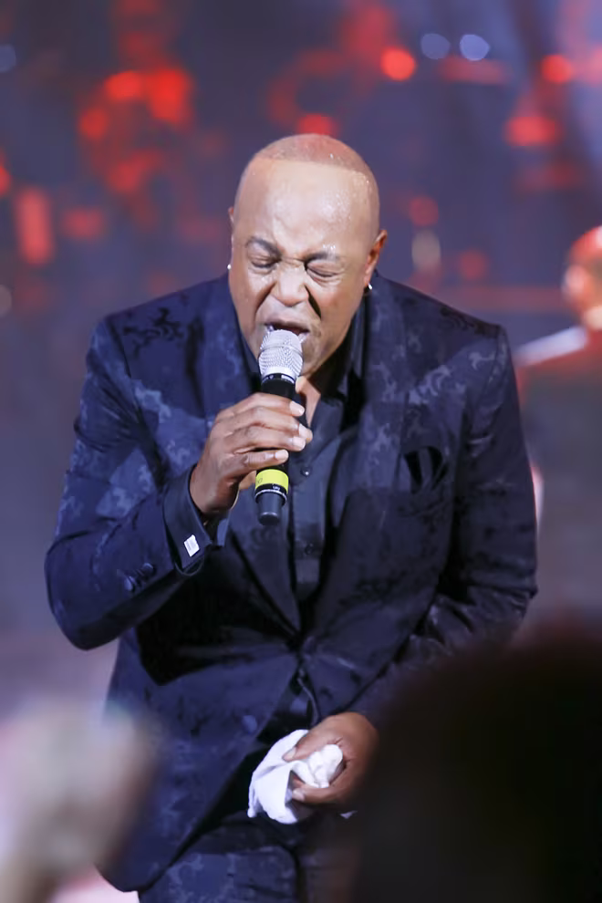 "Ông hoàng tình ca thế giới" Peabo Bryson khiến khán giả Việt Nam ngỡ ngàng ảnh 13 "Ông hoàng tình ca thế giới" Peabo Bryson khiến khán giả Việt Nam ngỡ ngàng ảnh 13