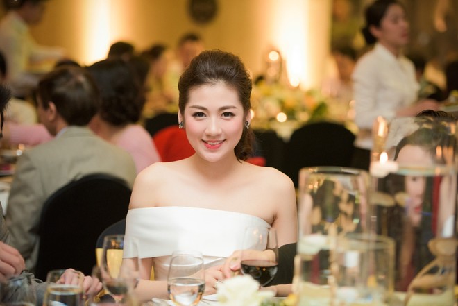 Á hậu Tú Anh khoe đường cong trong trang phục "lạ lùng" ảnh 8 Á hậu Tú Anh khoe đường cong trong trang phục "lạ lùng" ảnh 8