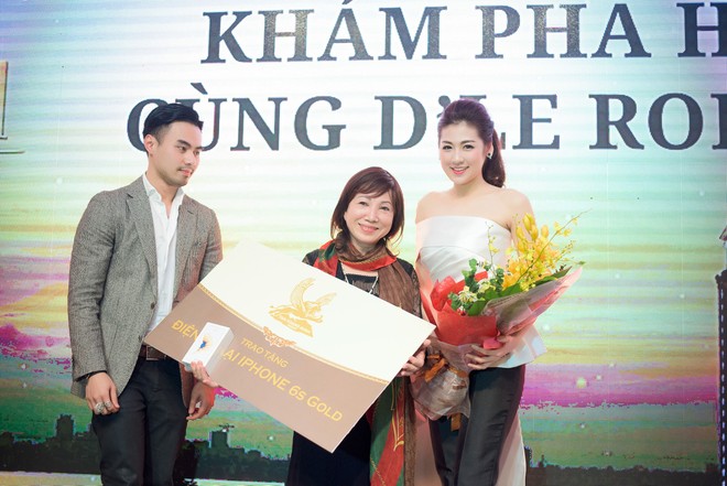 Á hậu Tú Anh khoe đường cong trong trang phục "lạ lùng" ảnh 9 Á hậu Tú Anh khoe đường cong trong trang phục "lạ lùng" ảnh 9