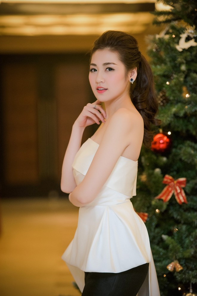 Á hậu Tú Anh khoe đường cong trong trang phục "lạ lùng" ảnh 5 Á hậu Tú Anh khoe đường cong trong trang phục "lạ lùng" ảnh 5