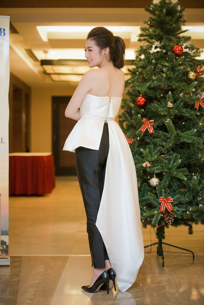 Á hậu Tú Anh khoe đường cong trong trang phục "lạ lùng" ảnh 1 Á hậu Tú Anh khoe đường cong trong trang phục "lạ lùng" ảnh 1