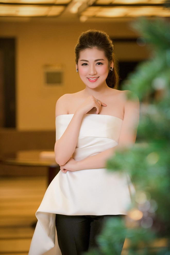 Á hậu Tú Anh khoe đường cong trong trang phục "lạ lùng" ảnh 4 Á hậu Tú Anh khoe đường cong trong trang phục "lạ lùng" ảnh 4