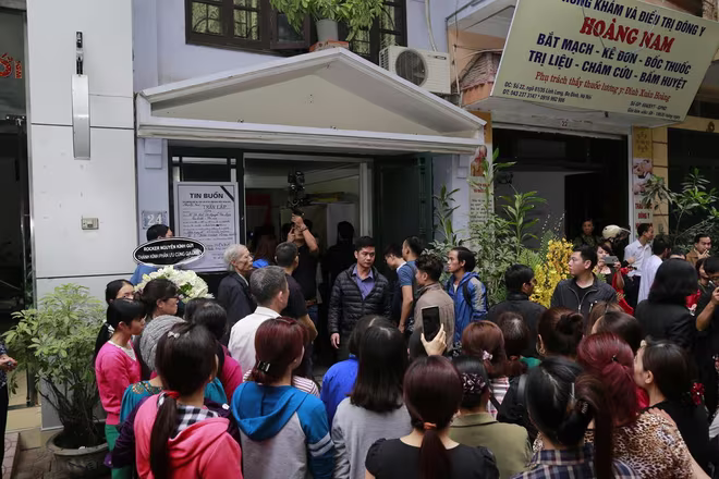 Hình ảnh người thân và bạn bè đưa Trần Lập ghé qua nhà trước khi chôn cất ảnh 7 Hình ảnh người thân và bạn bè đưa Trần Lập ghé qua nhà trước khi chôn cất ảnh 7