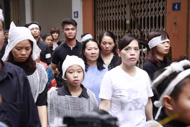 Hình ảnh người thân và bạn bè đưa Trần Lập ghé qua nhà trước khi chôn cất ảnh 4 Hình ảnh người thân và bạn bè đưa Trần Lập ghé qua nhà trước khi chôn cất ảnh 4