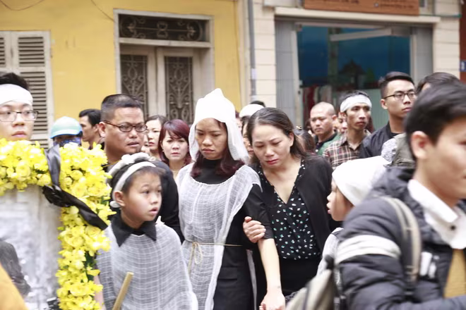 Hình ảnh người thân và bạn bè đưa Trần Lập ghé qua nhà trước khi chôn cất ảnh 5 Hình ảnh người thân và bạn bè đưa Trần Lập ghé qua nhà trước khi chôn cất ảnh 5