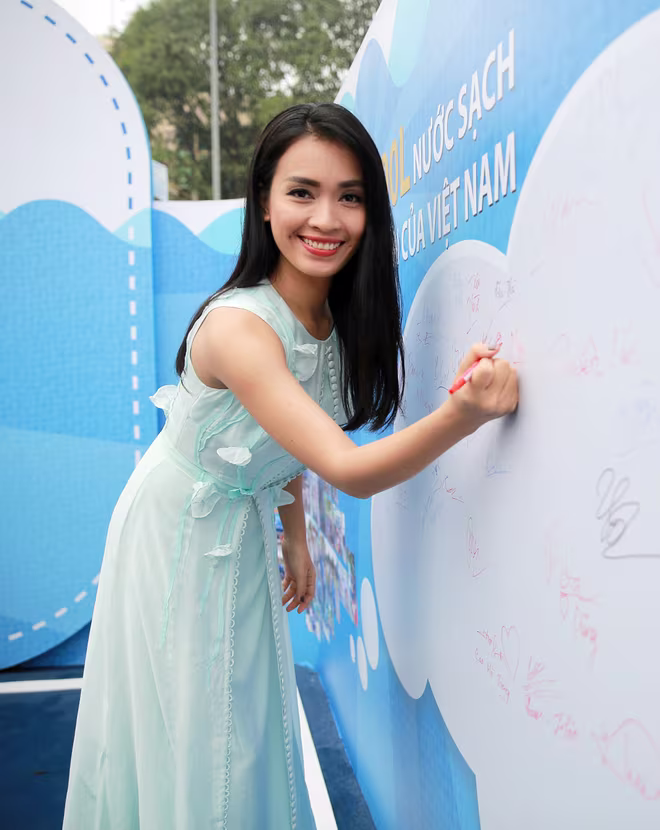 Hari Won rạng rỡ cùng Ái Phương sau "scandal" tình cảm ảnh 8 Hari Won rạng rỡ cùng Ái Phương sau "scandal" tình cảm ảnh 8