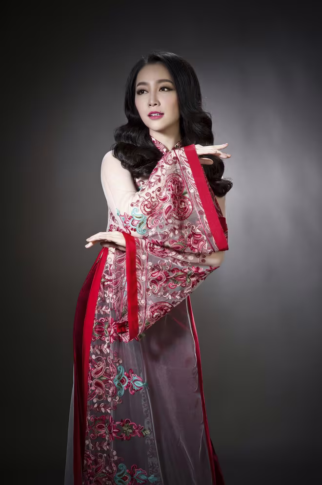 Nhà thiết kế Đức Hùng đưa "Non thiêng" vào áo dài ảnh 2 Nhà thiết kế Đức Hùng đưa "Non thiêng" vào áo dài ảnh 2