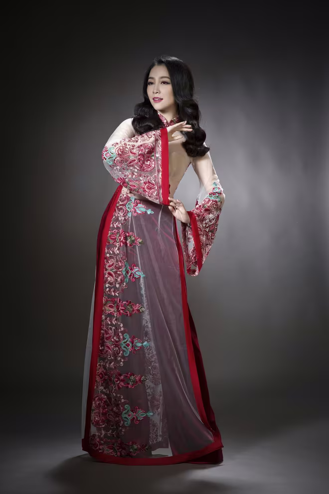 Nhà thiết kế Đức Hùng đưa "Non thiêng" vào áo dài ảnh 3 Nhà thiết kế Đức Hùng đưa "Non thiêng" vào áo dài ảnh 3