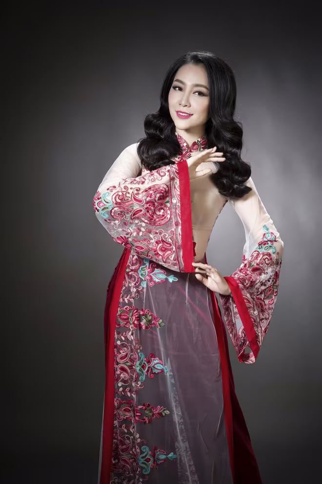 Nhà thiết kế Đức Hùng đưa "Non thiêng" vào áo dài ảnh 4 Nhà thiết kế Đức Hùng đưa "Non thiêng" vào áo dài ảnh 4