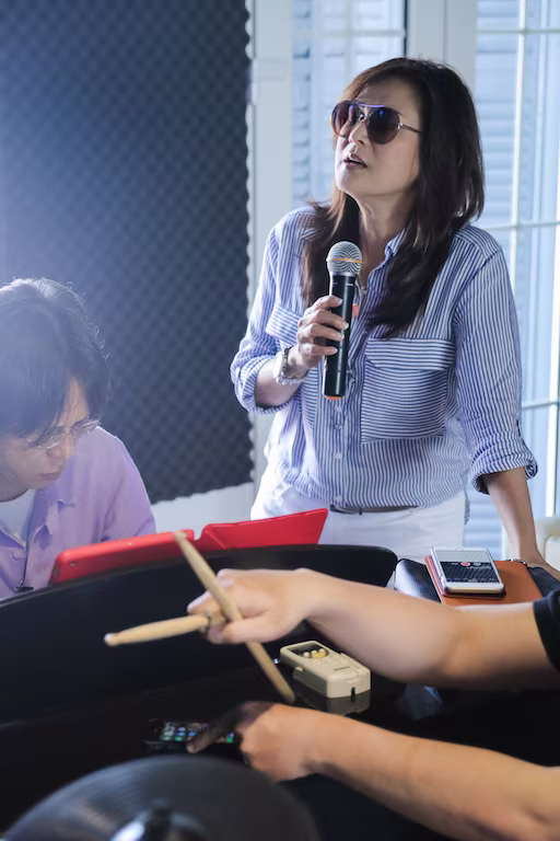 Danh ca Tuấn Ngọc cùng em gái Lưu Bích ráo riết tập luyện cho đêm nhạc tại Hà Nội ảnh 7 Danh ca Tuấn Ngọc cùng em gái Lưu Bích ráo riết tập luyện cho đêm nhạc tại Hà Nội ảnh 7